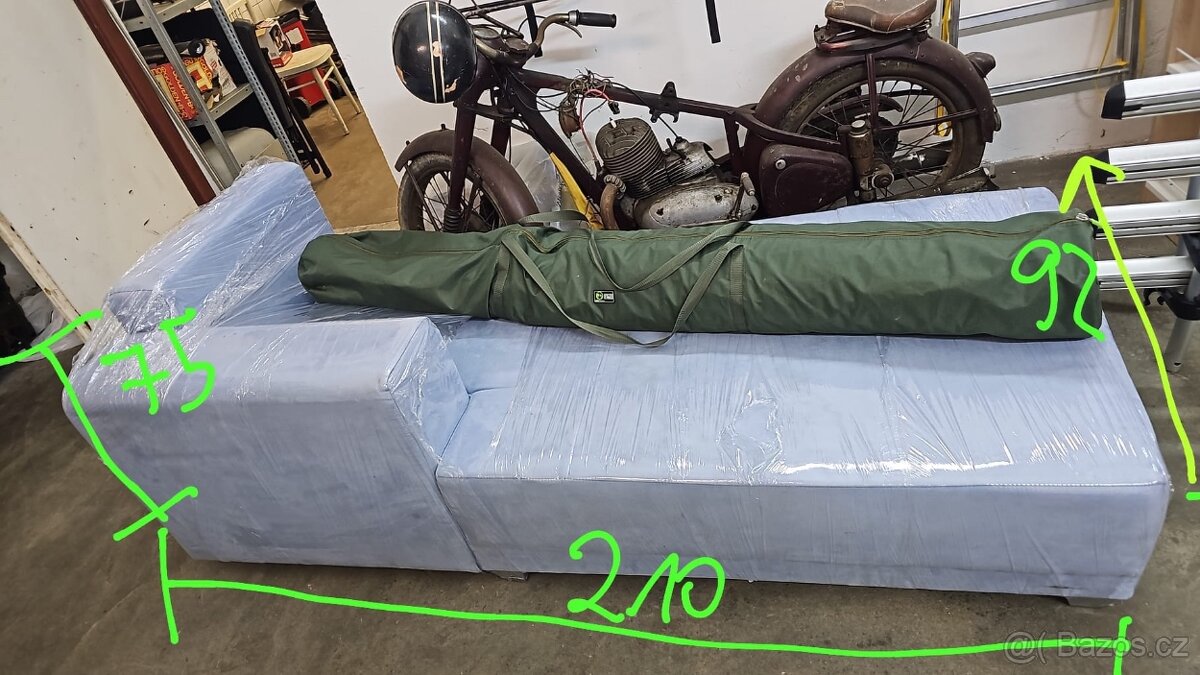 Rozkládací modrý gauč - 9