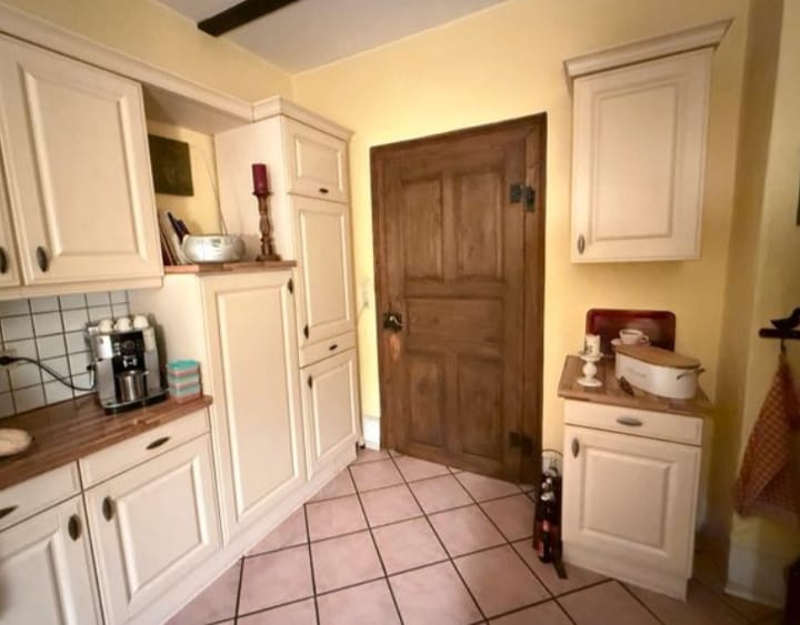 Krémová venkovská kuchyně s vestavěnými spotřebiči,5654 - 9