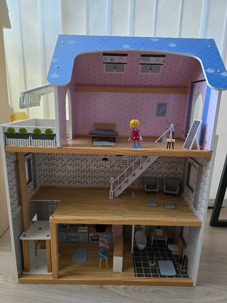 Dřevěný domeček pro panenky - 9