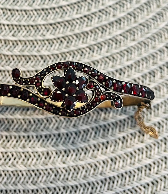 Náramek s českými granáty s krabičkou. - 9