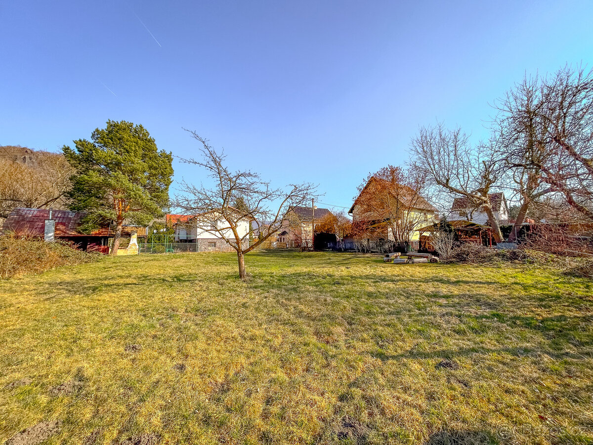 Stavební pozemek určený k výstavbě RD, obec Valtířov - 9