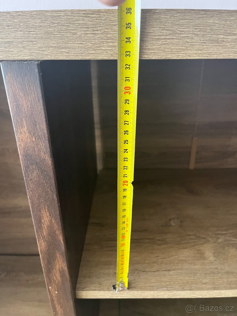 Komoda v dekoru tmavého dřeva - 9