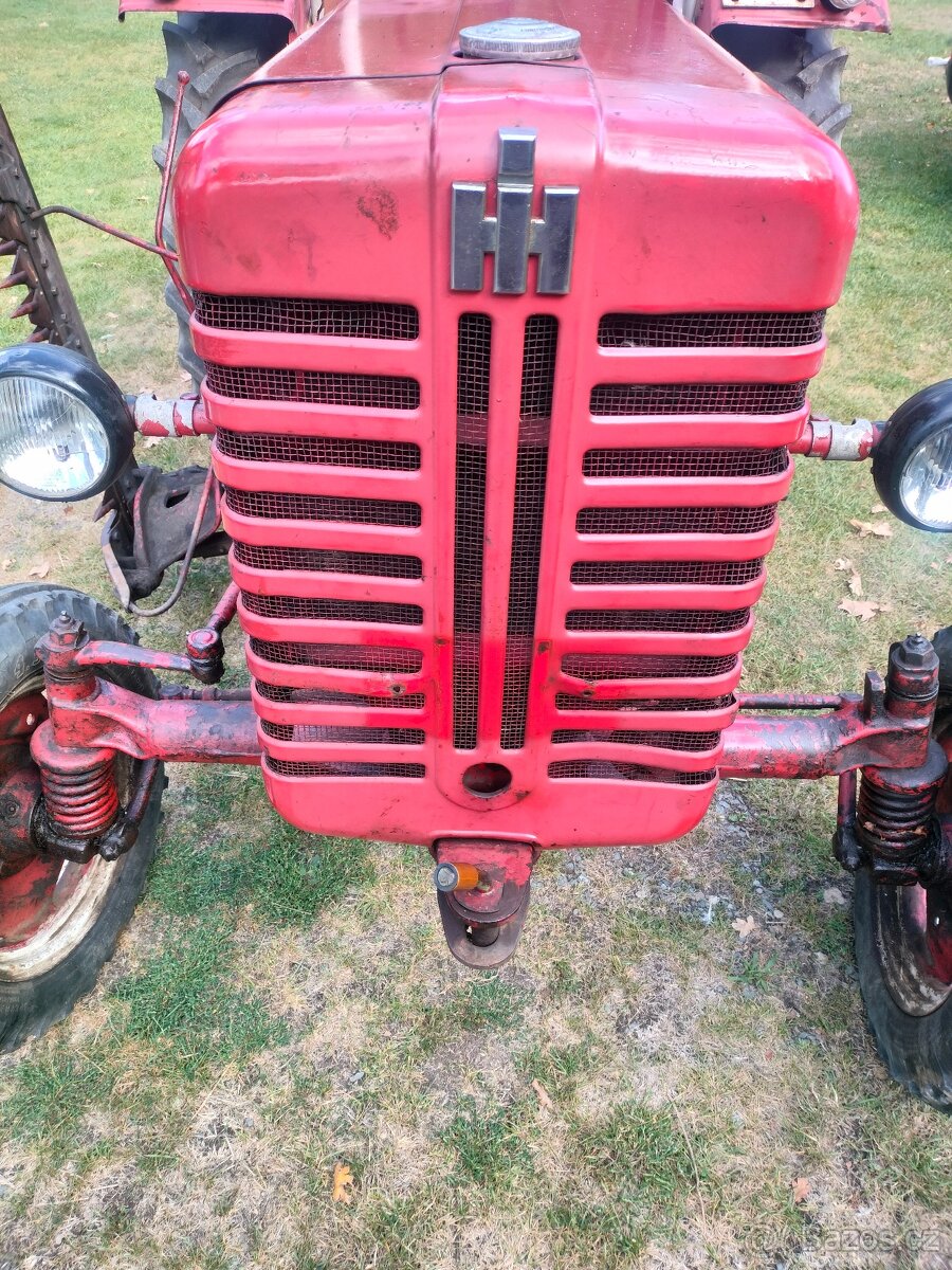 traktor MC CORMICK - 9