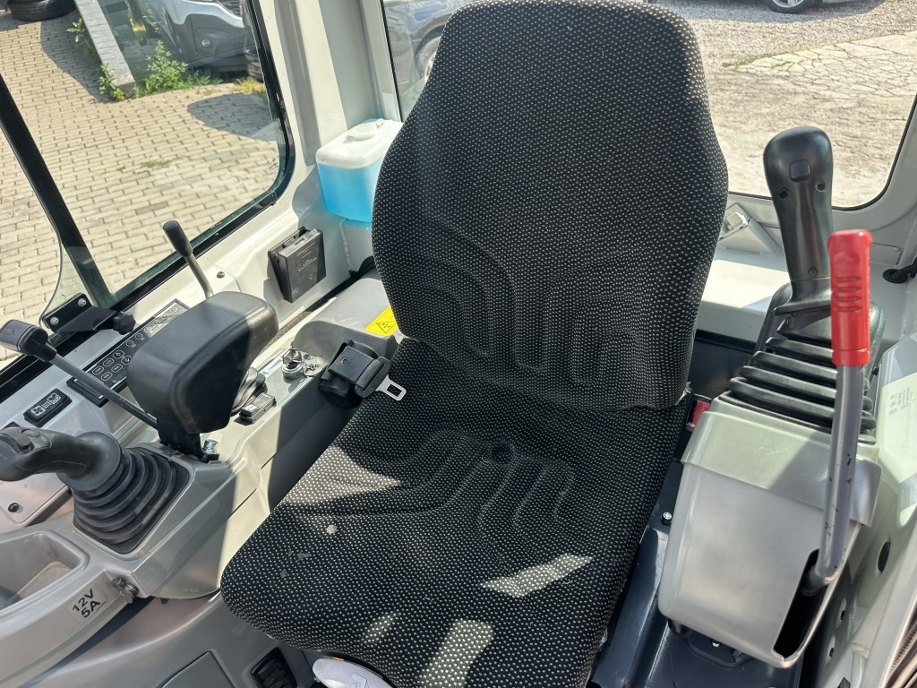 Bagr pásový Takeuchi TB216 - 9