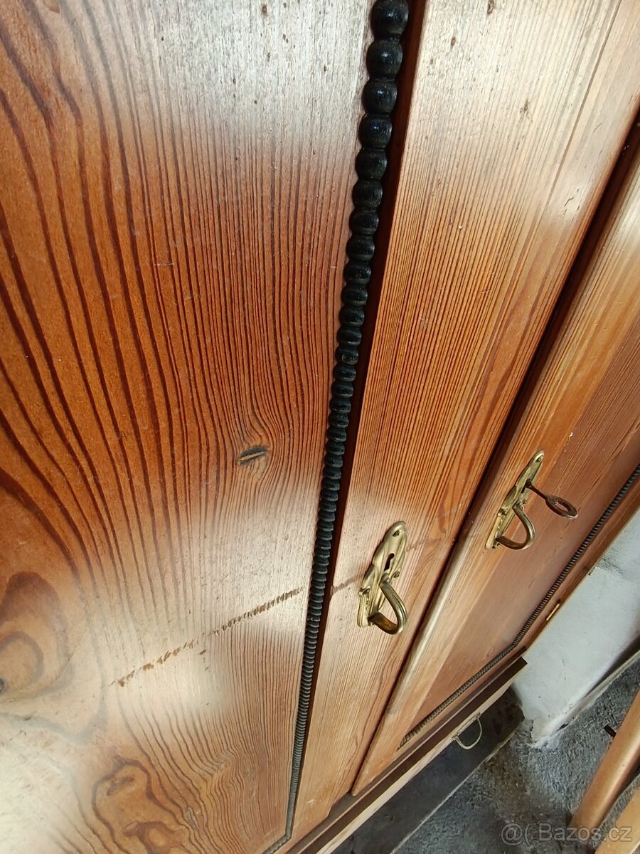 Starožitné skříně z masivu - 9