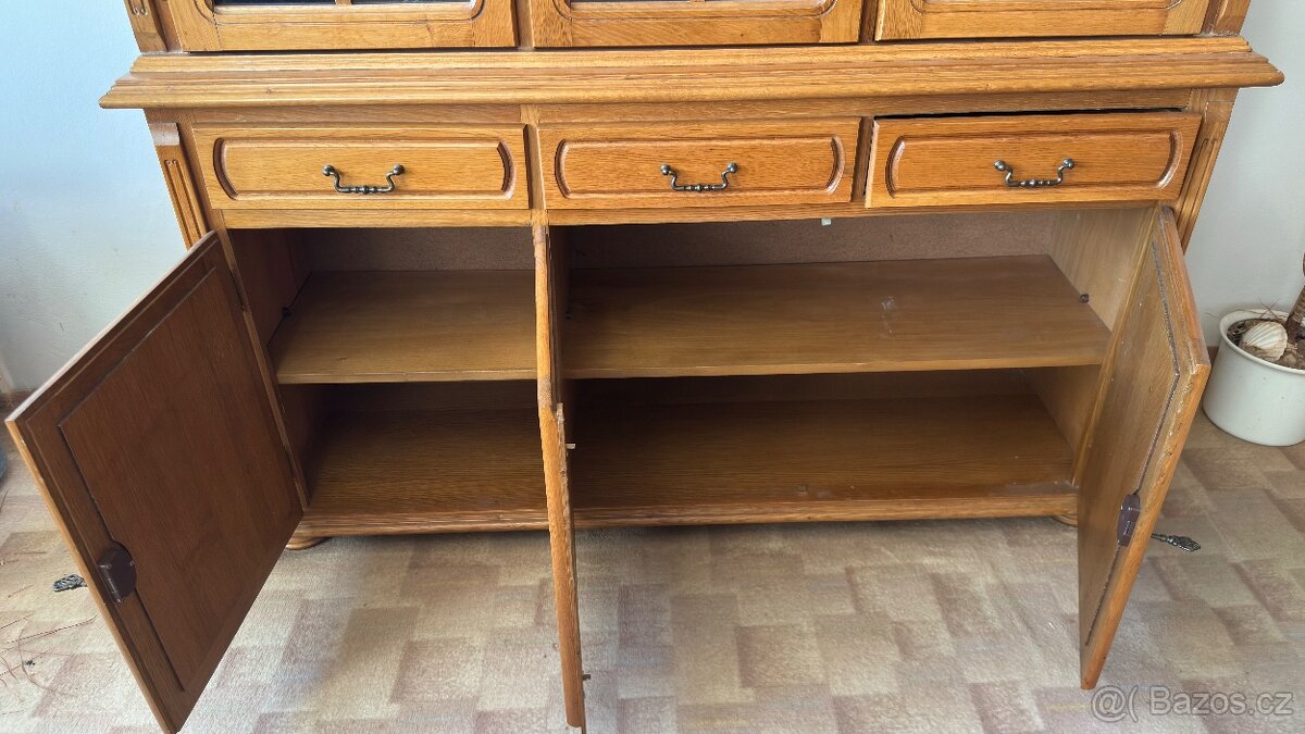 Masivní vitrína / příborník - 9