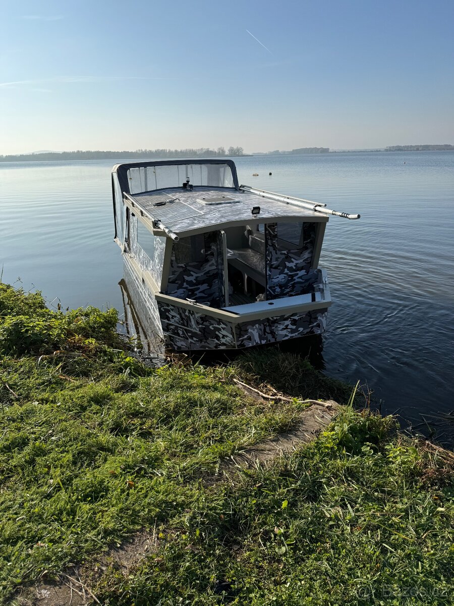 Prodám rybářskou loď vč.motoru,vleku - 9