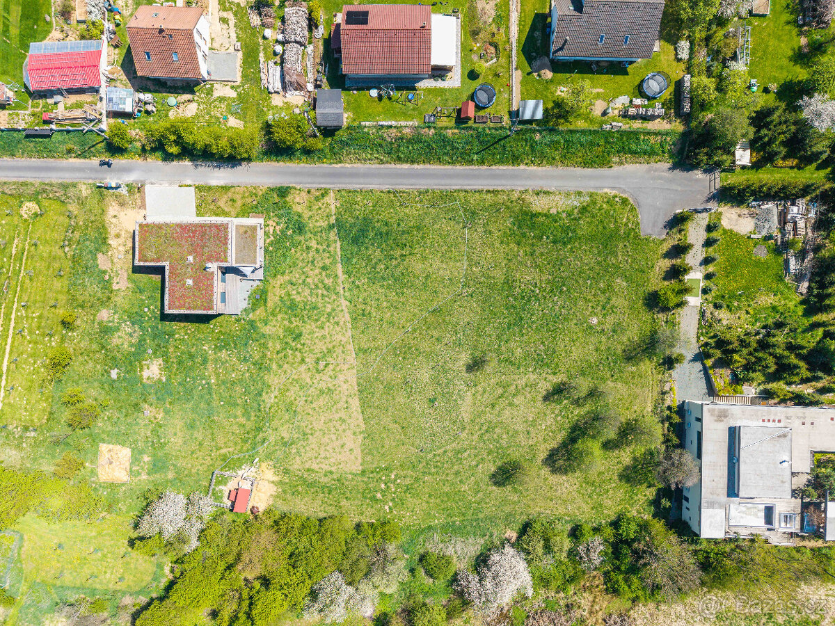 Prodej stavebního pozemku 2079 m² - 9