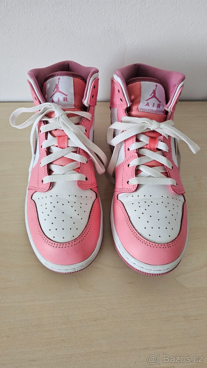 Nike Air Jordan 1 Mid Valentine's Day - 9