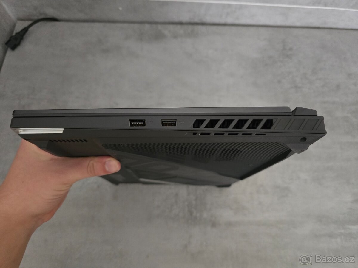 Herní notebook ASUS ROG Strix G16/i7/RTX 4060/32GB RAM/1TB - 9