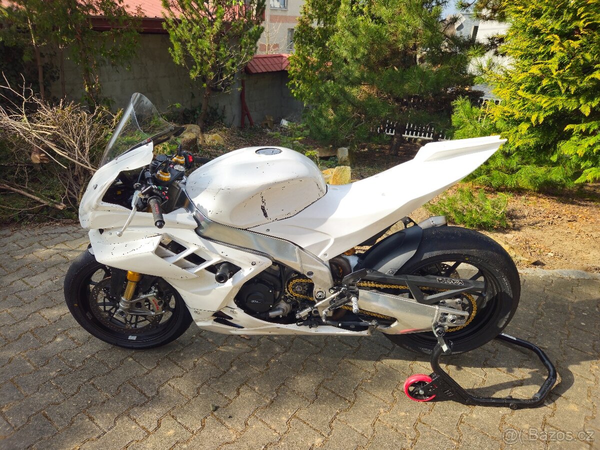 Aprilia RSV4 1100 Factory (2022) - 9