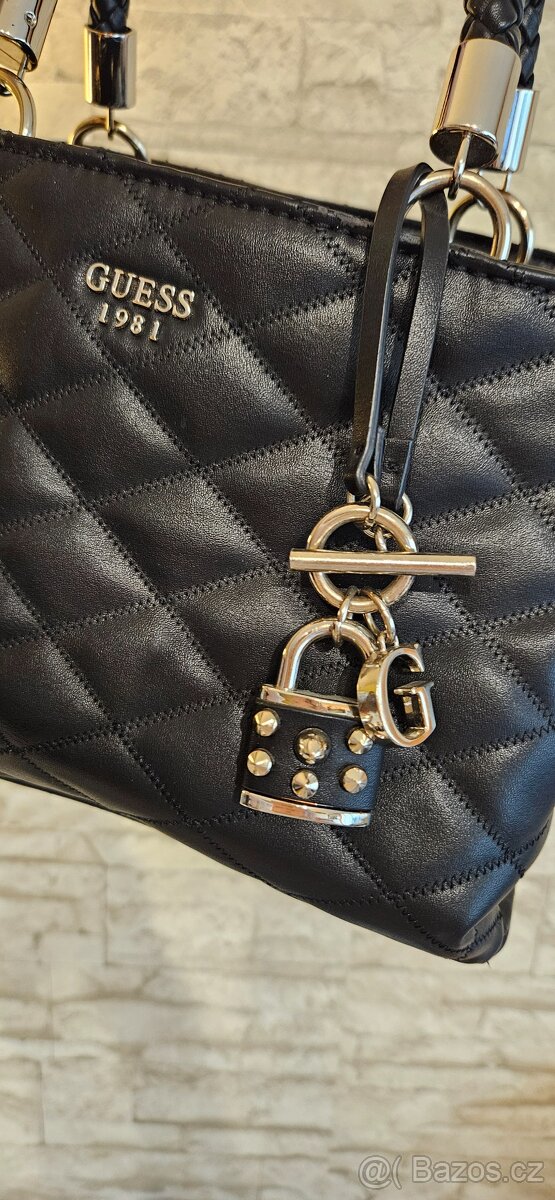 Krásná kabelka Guess s popruhem - 9