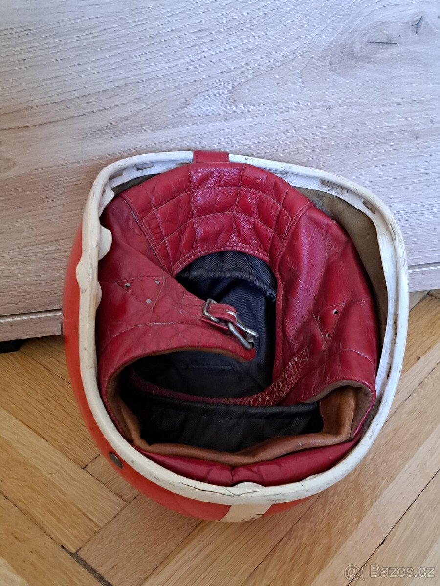 Přilba na veterána, retro přilba- KOVONA KARVINÁ - červená - 9