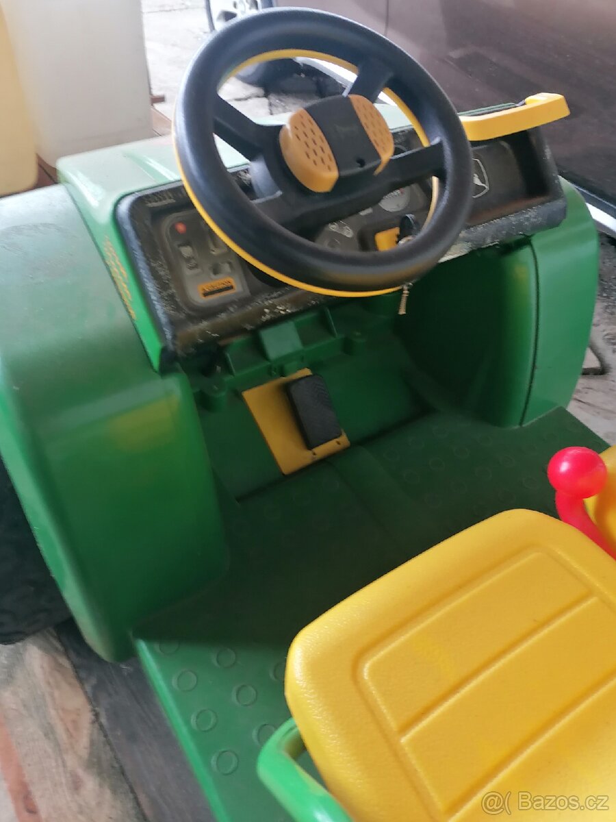 JOHN DEERE GATOR - 9