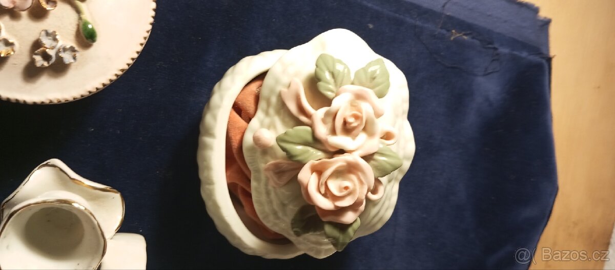 Spousta porcelánových miniatur - 9