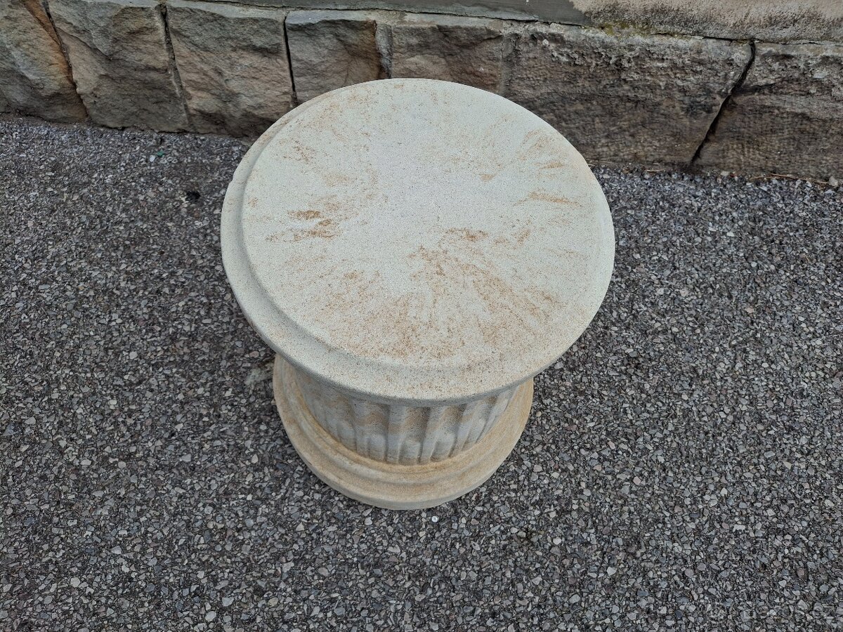 Řecká dívka s podstavcem z pískovce - 9