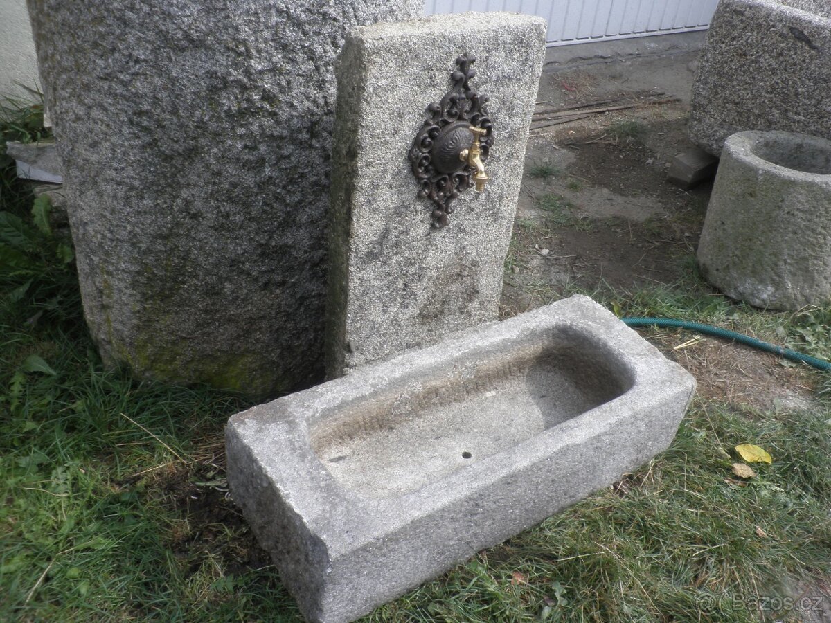 stará kamenná kašna s tekoucí vodou koryto kaménka - 9