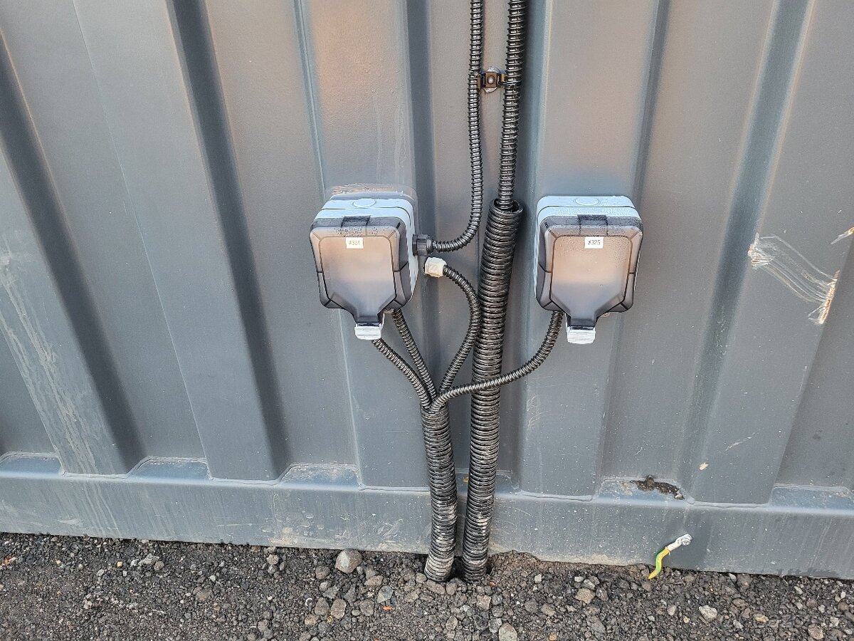 Parkovací místo dodávka karavan obytné auto technika - 9