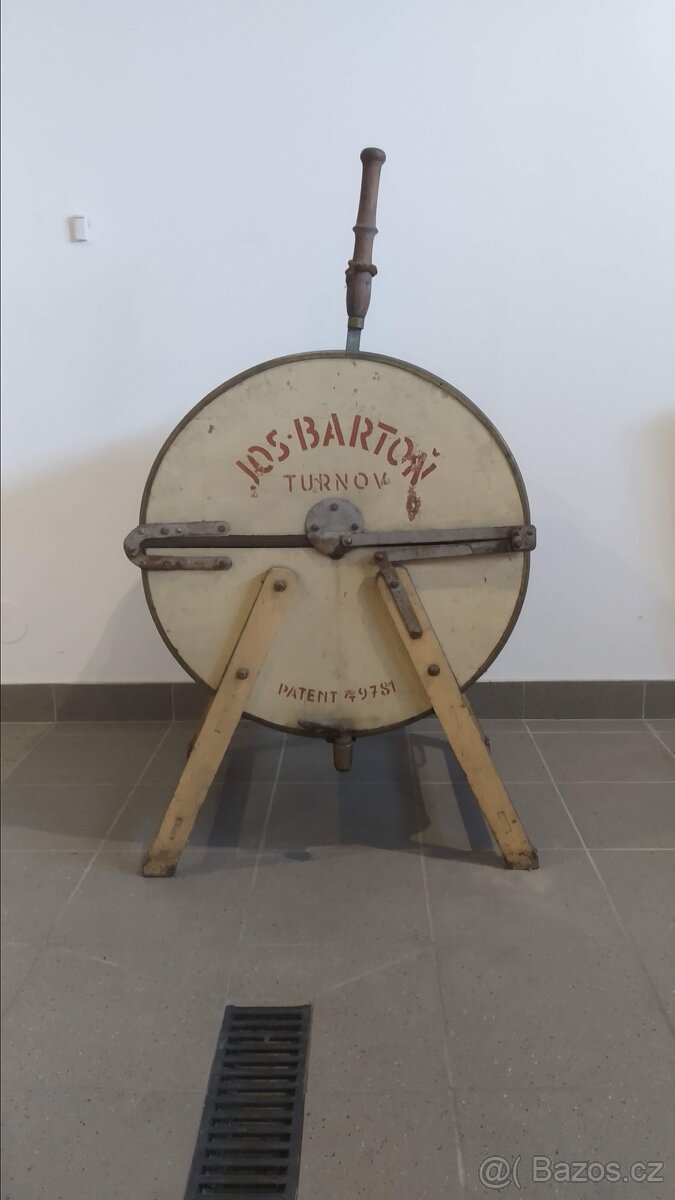 Starý nábytek, koberec, pračka ...atd - 9