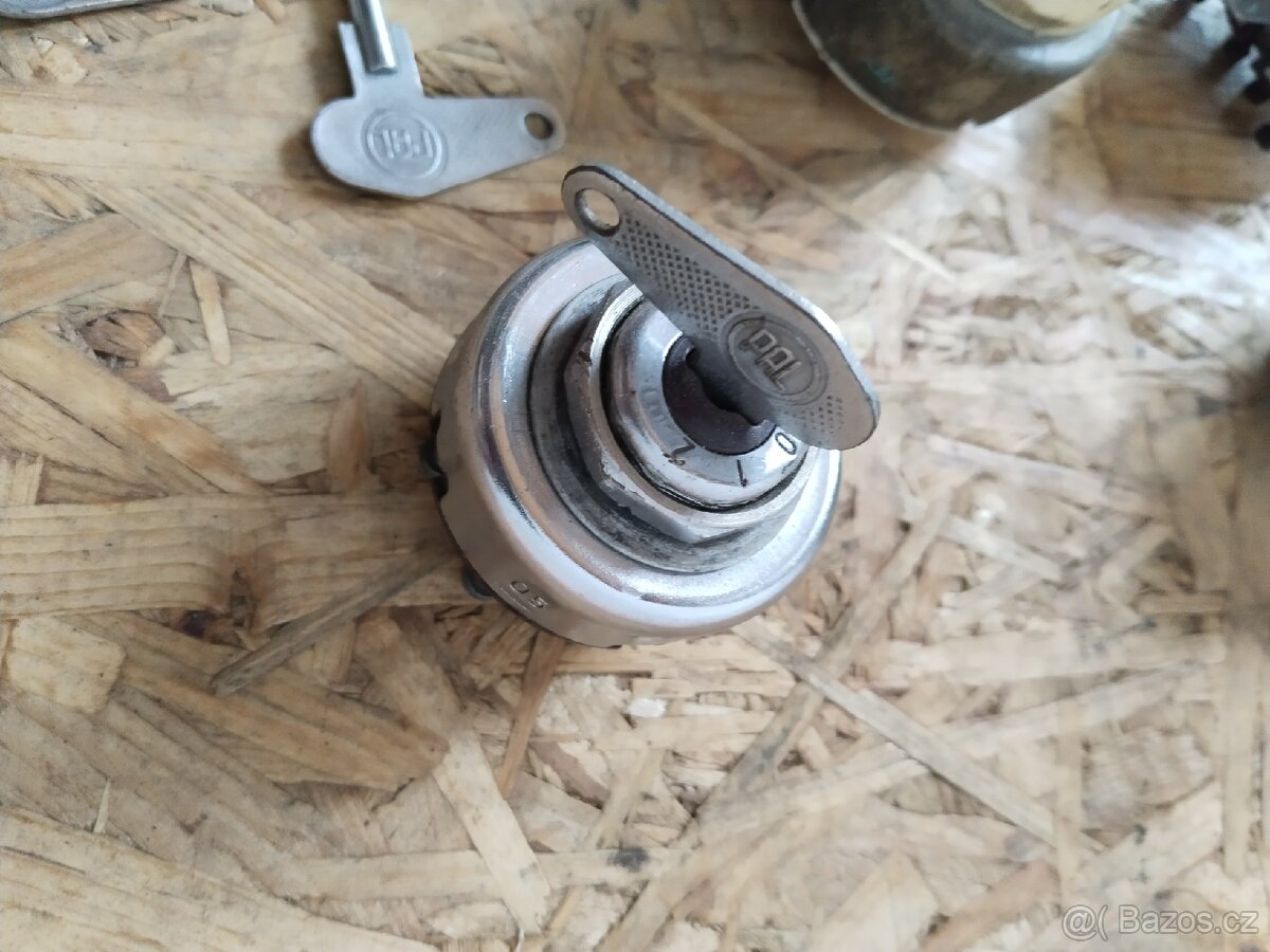 Jawa kývačka, panelka, ČZ, sportka - spínací skříňka - 9