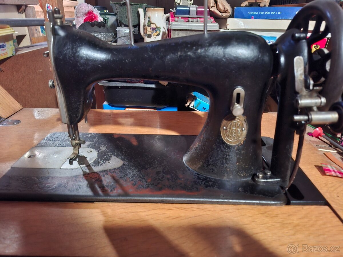 Starý skříňový šicí stroj - 9