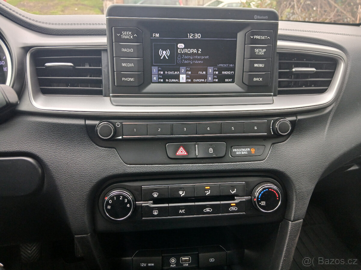 Kia Cee´d Combi 1,0 T-GDI MÁLO NAJETO, DPH - 9