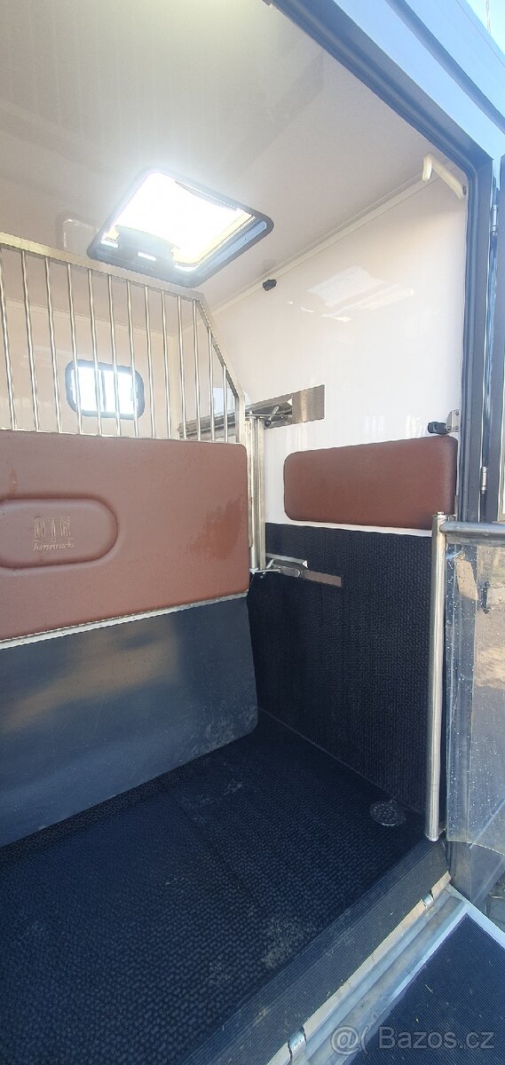 Přepravník pro dva koně a pět osob - 9