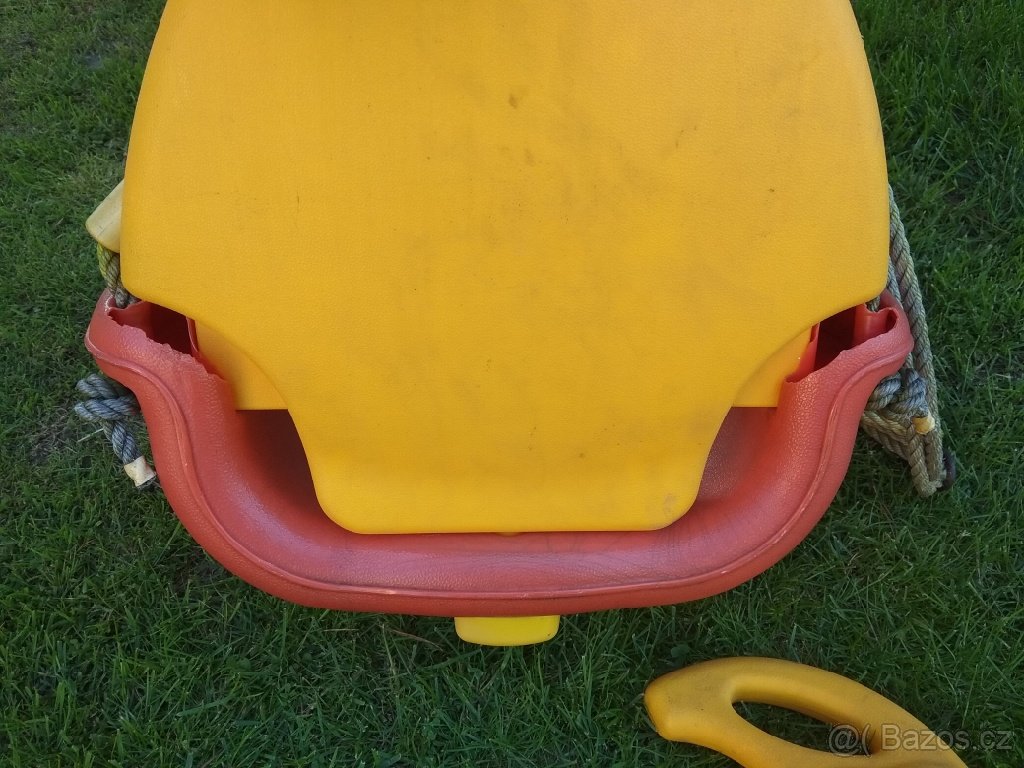 Starší plastová houpačka. - 9