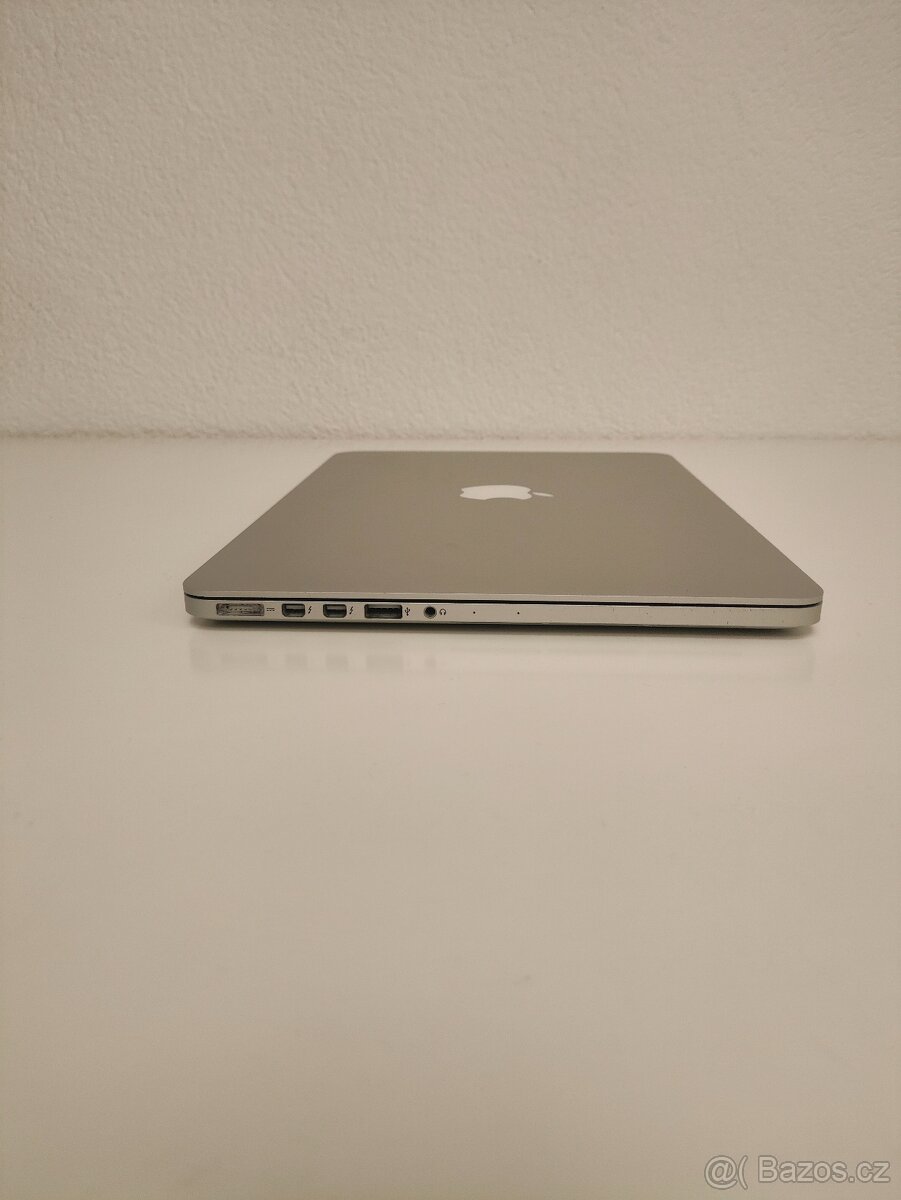 MacBook Pro 2015 | i5 • 8GB • 256GB - 9
