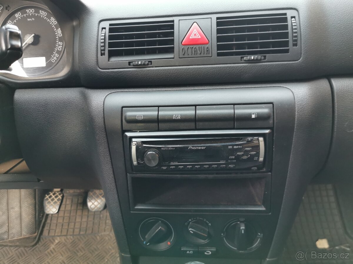 Škoda Octavia, 1,6, 75 kW, benzín. R. 2001 - 9