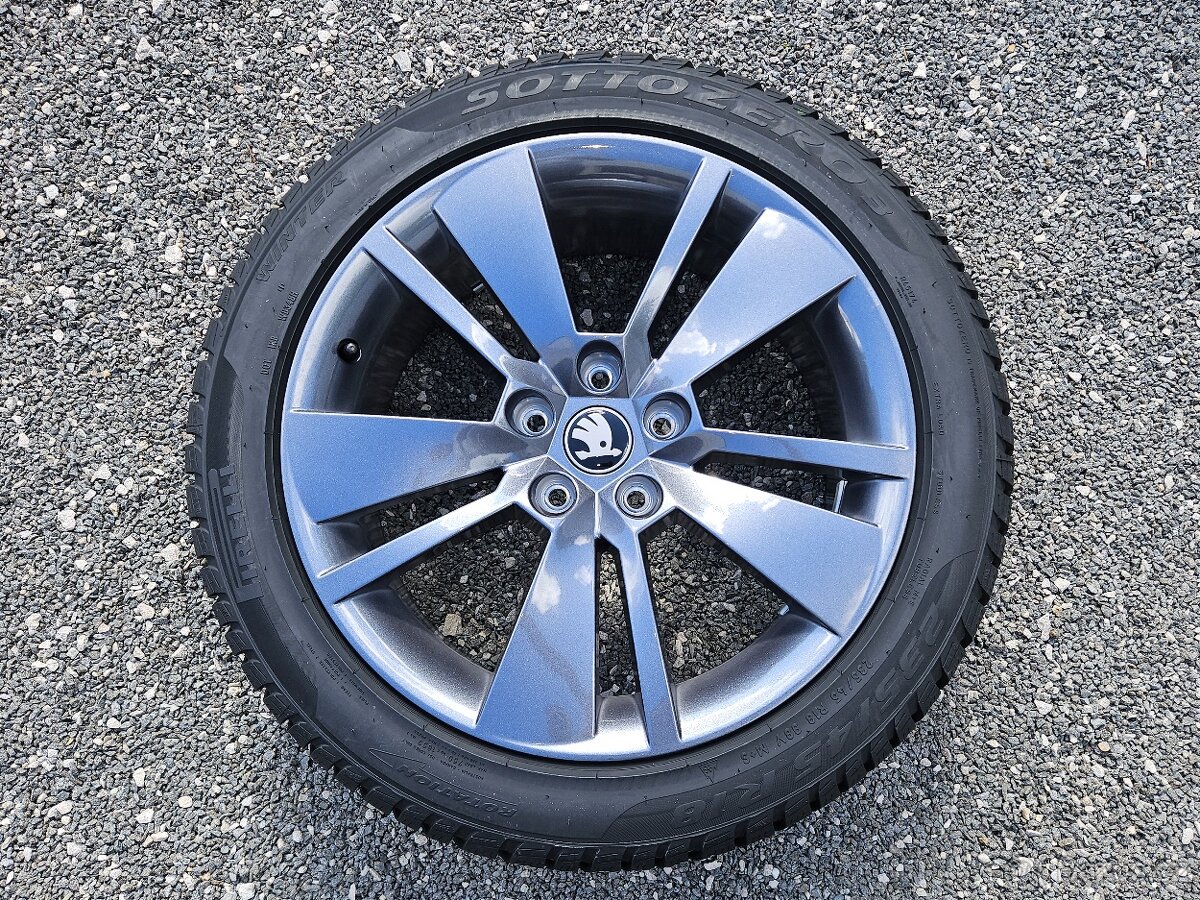 Pěkná nová zimní orig alu Škoda Superb 3, Pirelli 235/45/18 - 9