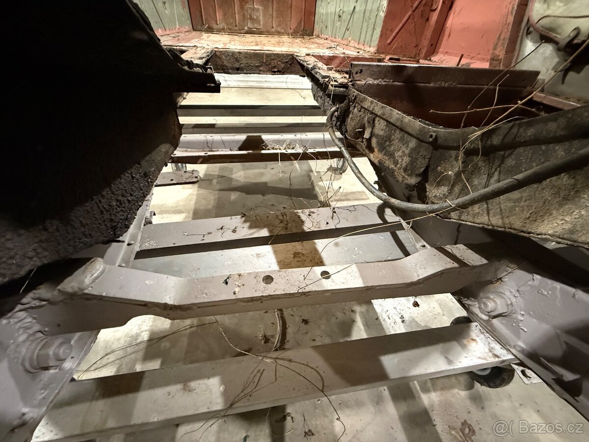 Predám zosilneny rám GAZ 69 A karosériu - 9