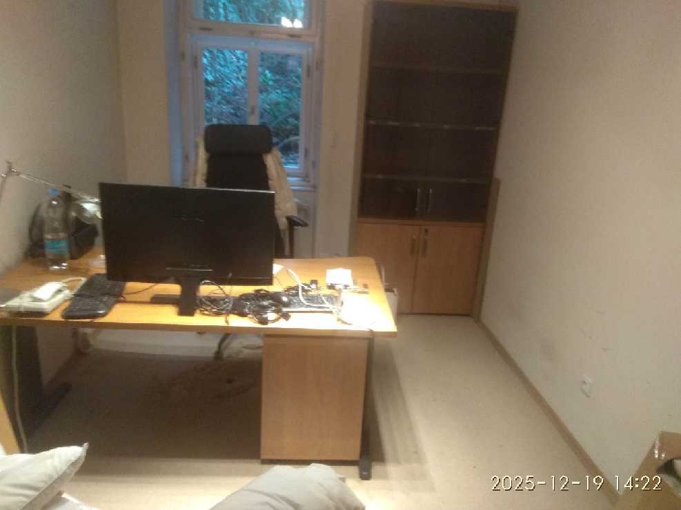 Kvalitní italský kancelářský nábytek - stoly a skříně - 9