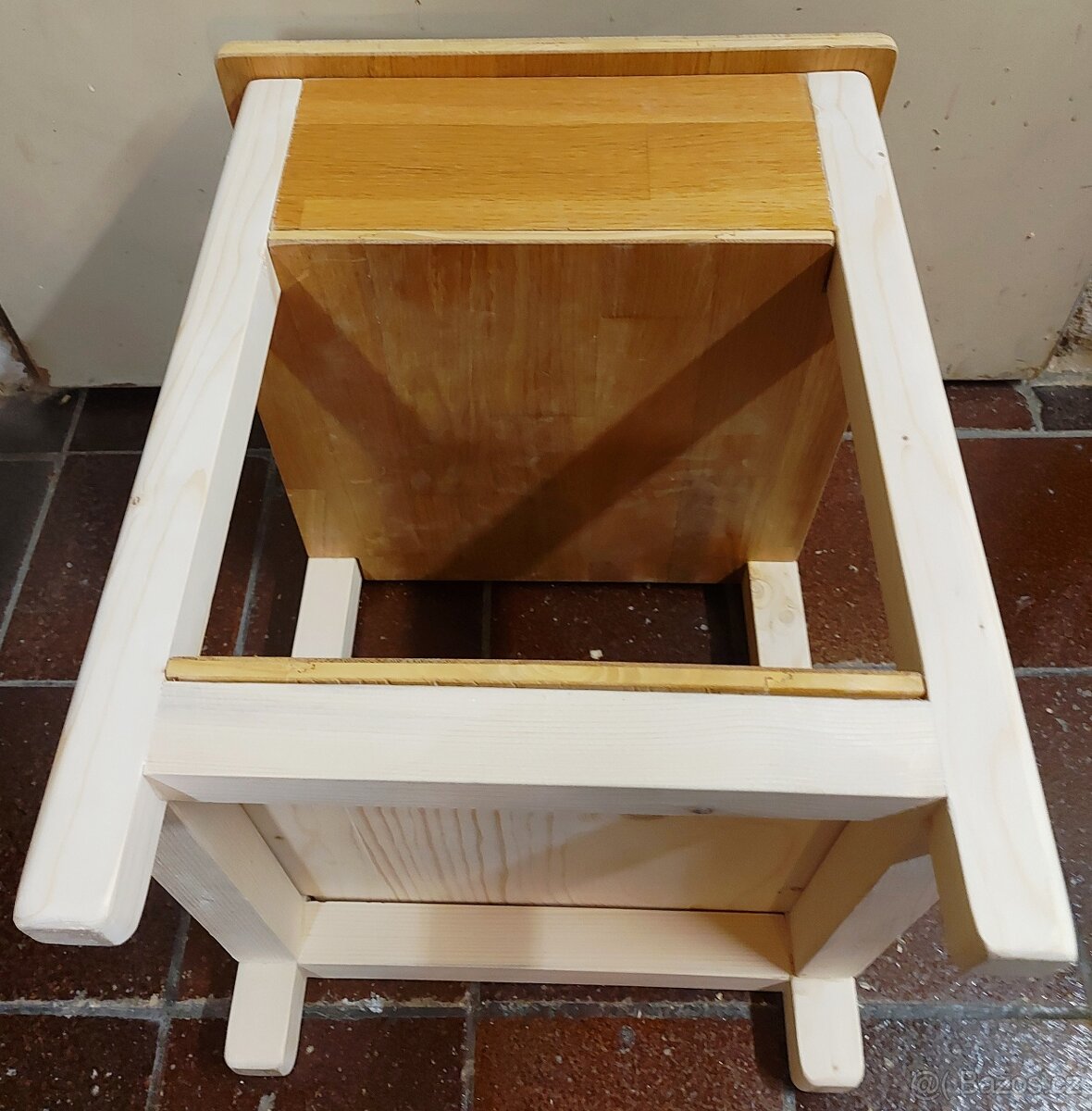 Stolička s úložným prostorem. - 9