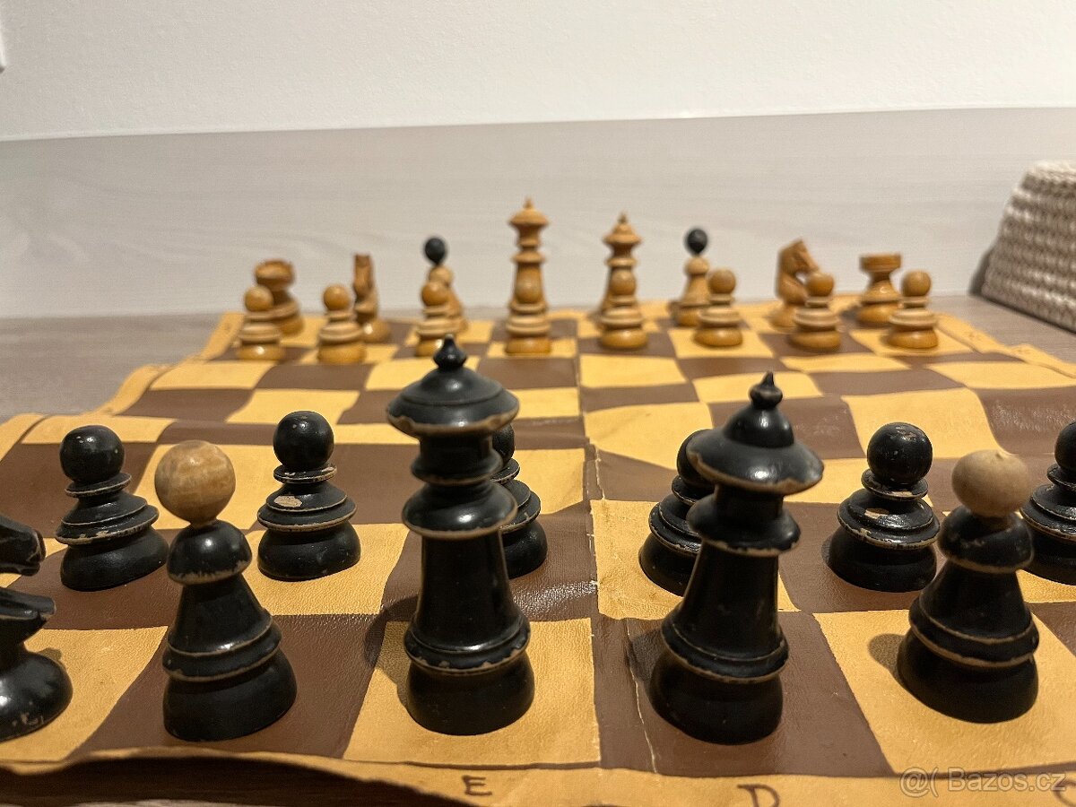 Prastaré dřevěné šachy kompletní - 9