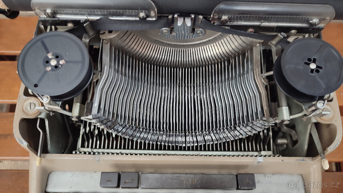 Psací stroj československé výroby - 9