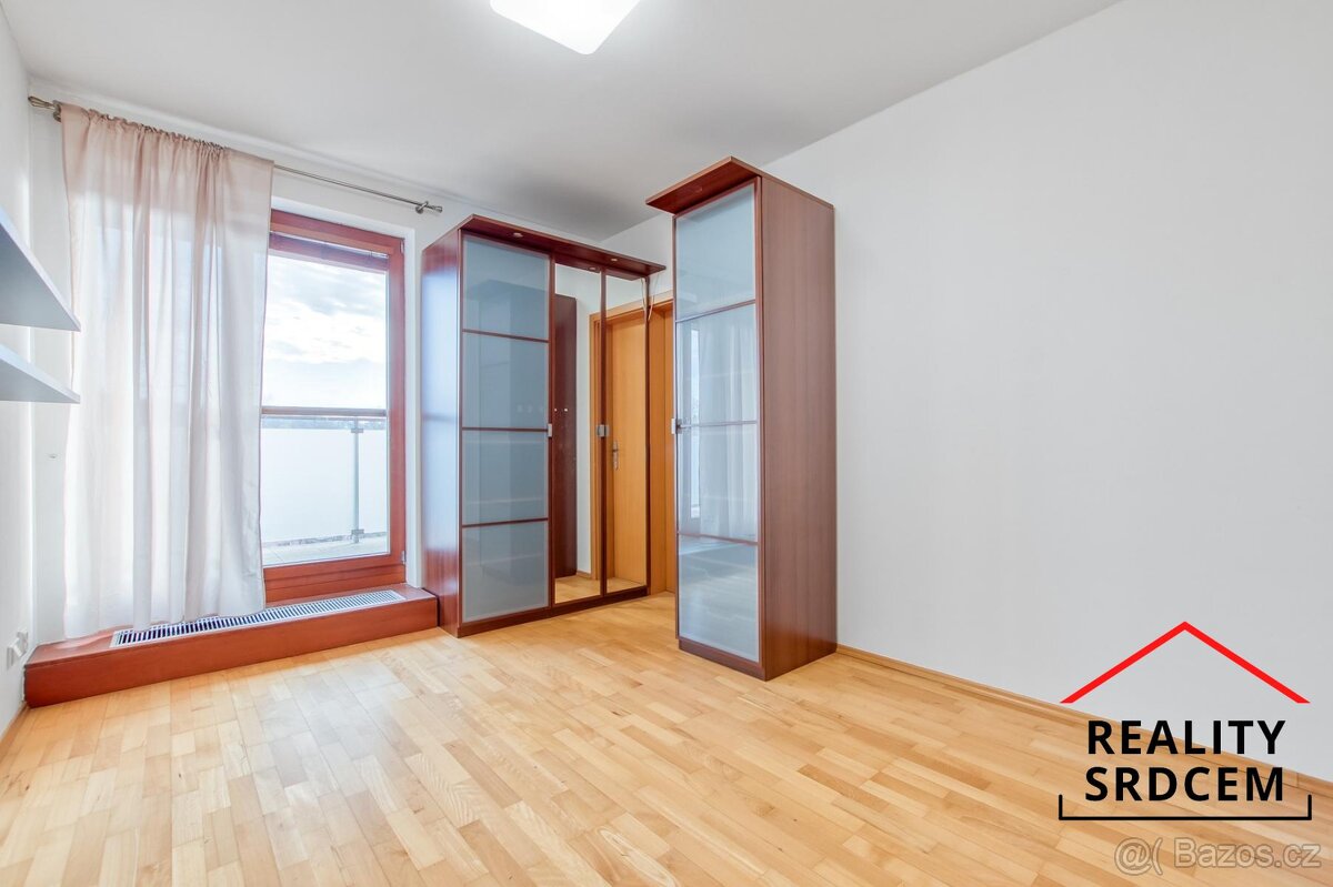 Pronájem prostorného bytbytu 4+kk s balkónem, lodžií i parko - 9