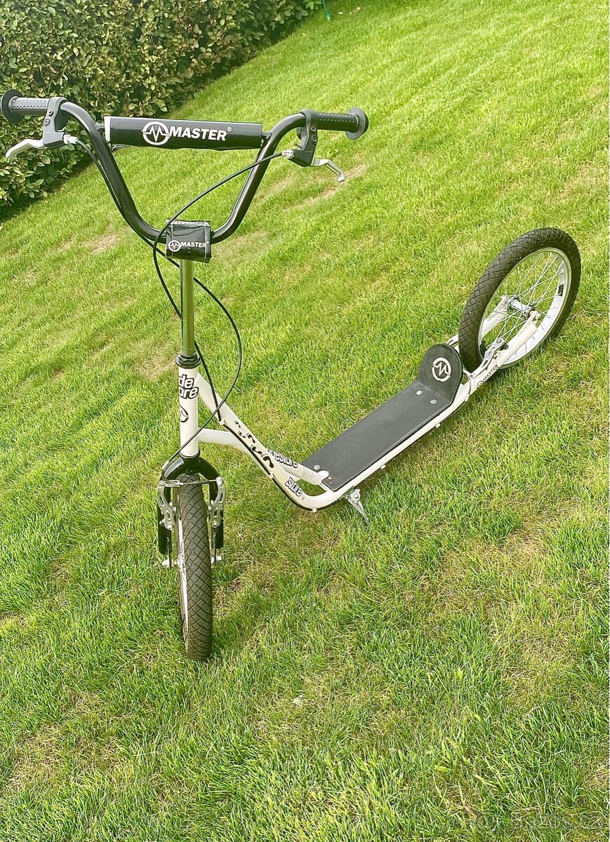 Bílá koloběžka Master - 9