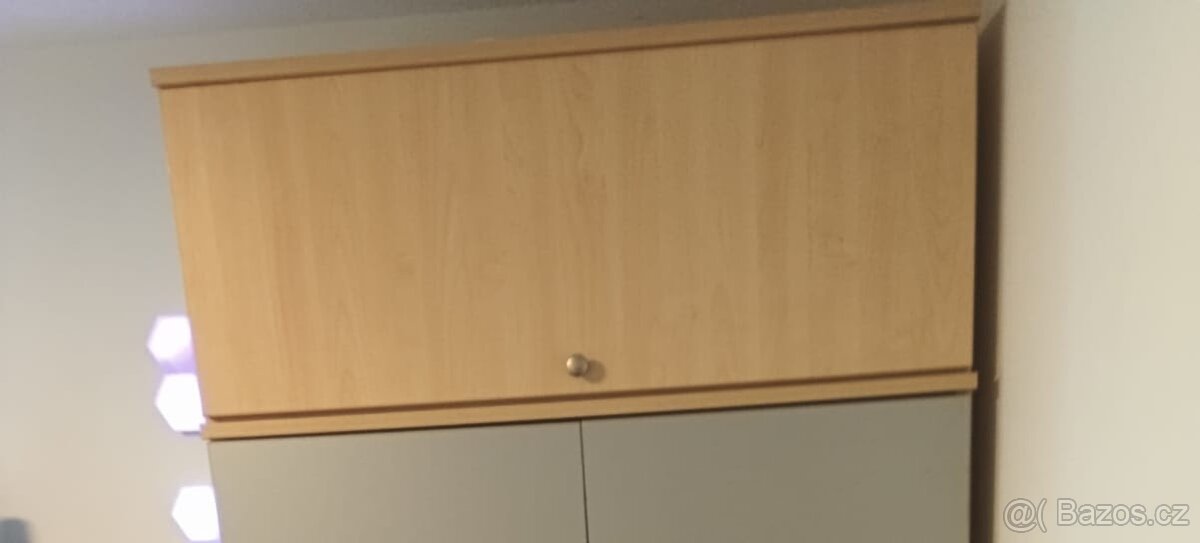 Šatní skříň s nástavcem a psací stůl - 9