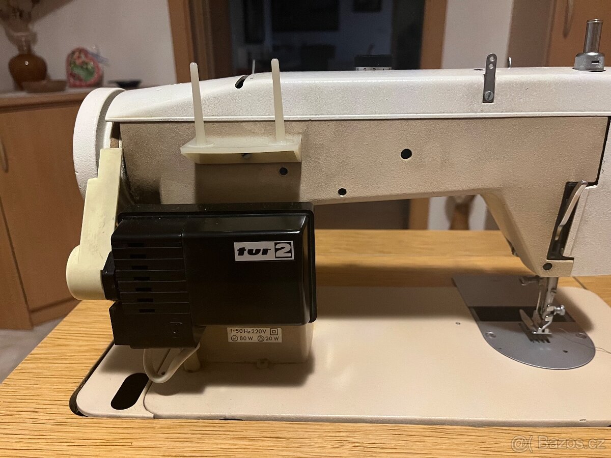 Retro skříňový šicí stroj Lucznik 438 - 9