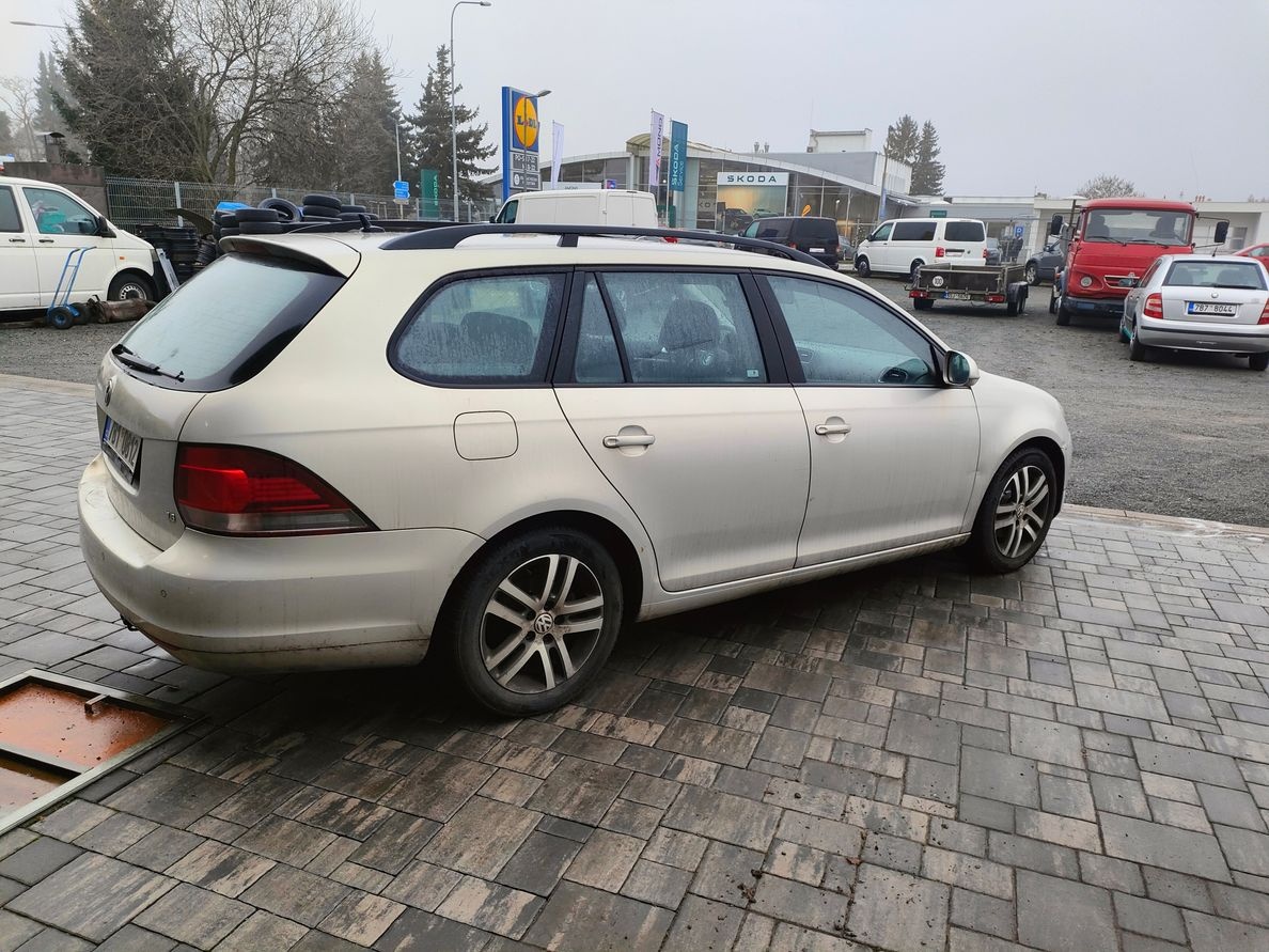 Volkswagen Golf 1.6i 75Kw Klima Tempomat - 9