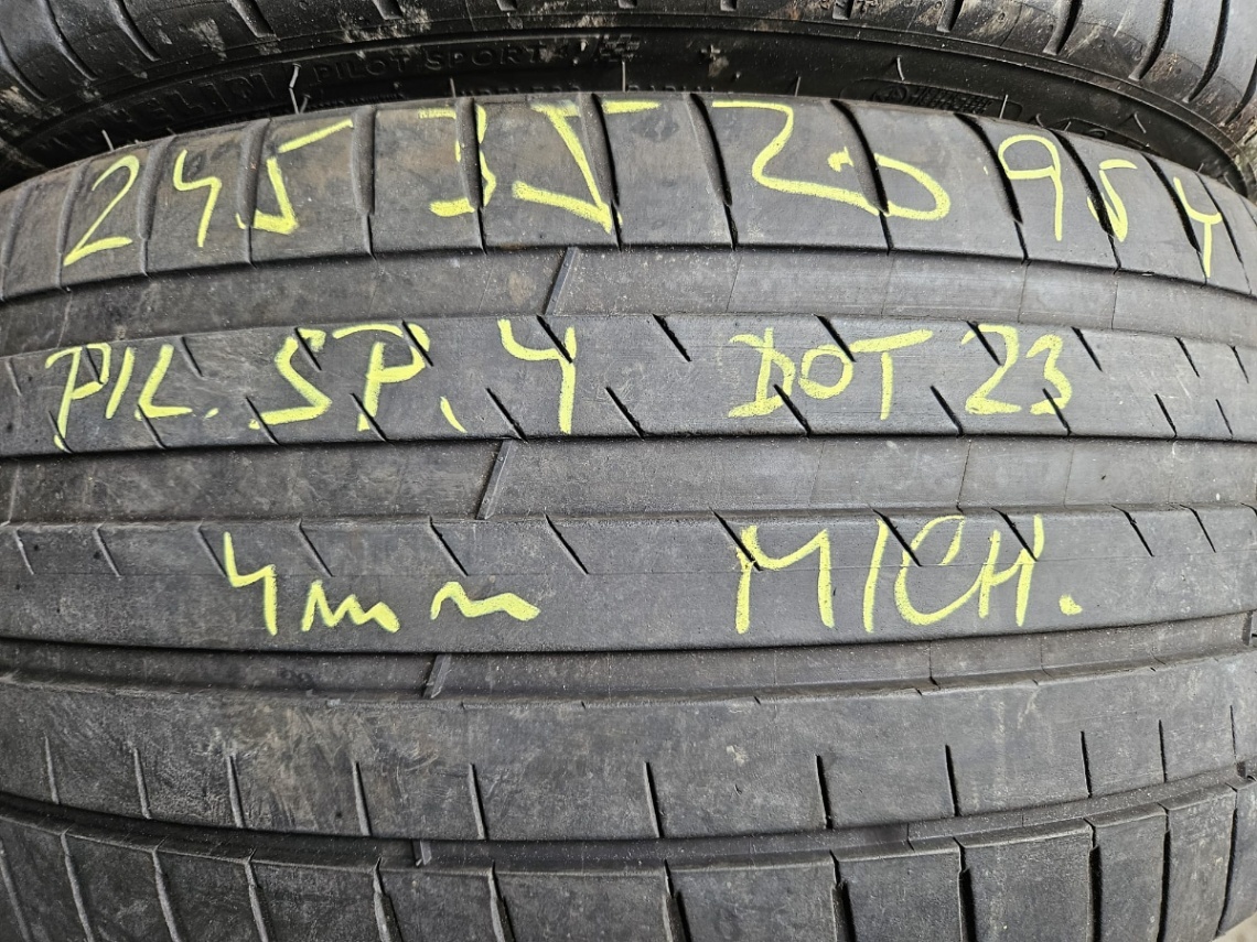 245/35R20 - 9