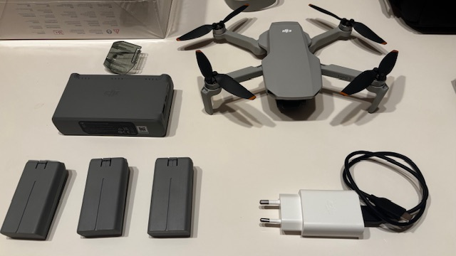 Dron DJI Mini 2 Fly More Combo - 9