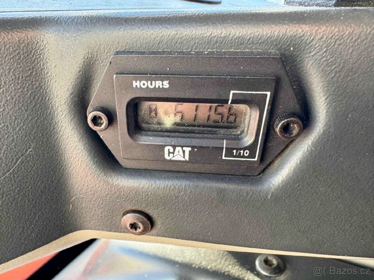 Kloubový nakladač CAT 908 - 9