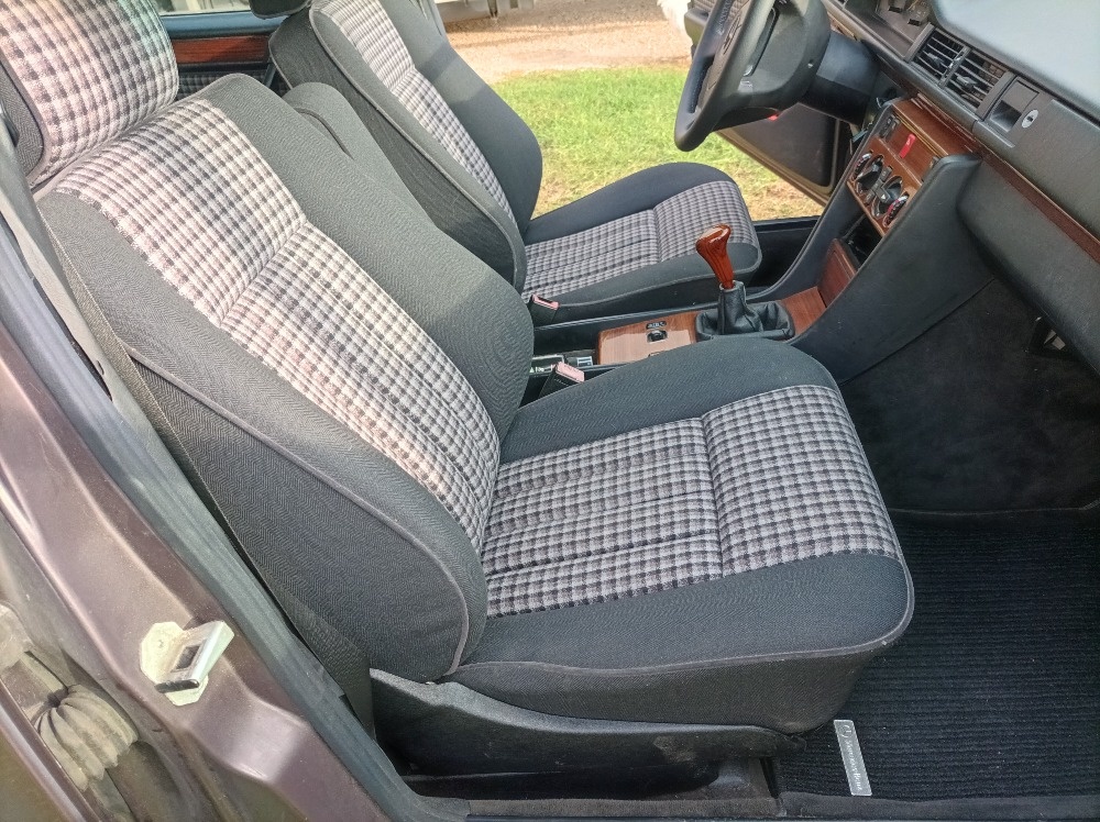 Mercedes E250D W124 1 majitel v CZ - 9