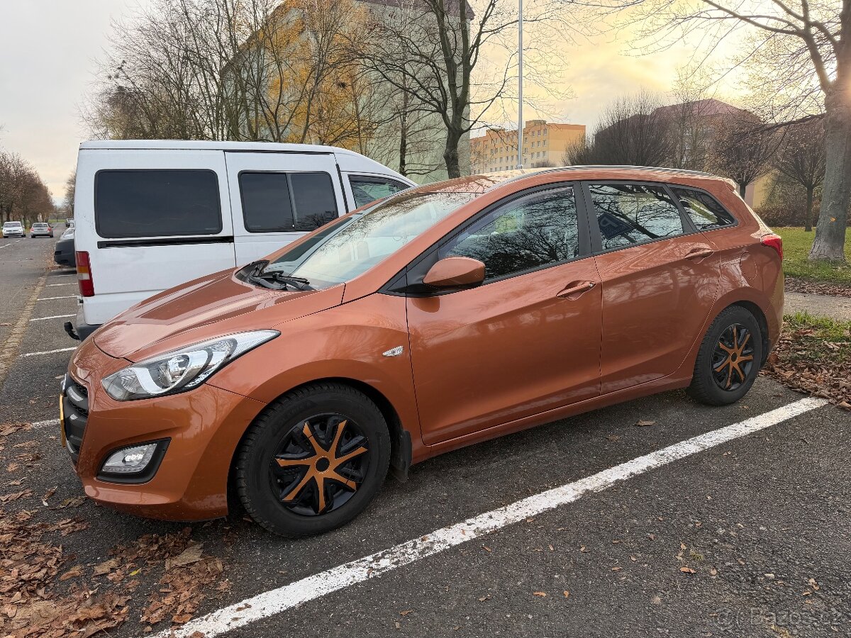 Prodám Hyundai i30 combi 1.6 88KW Najeto 73 000 Km - 9