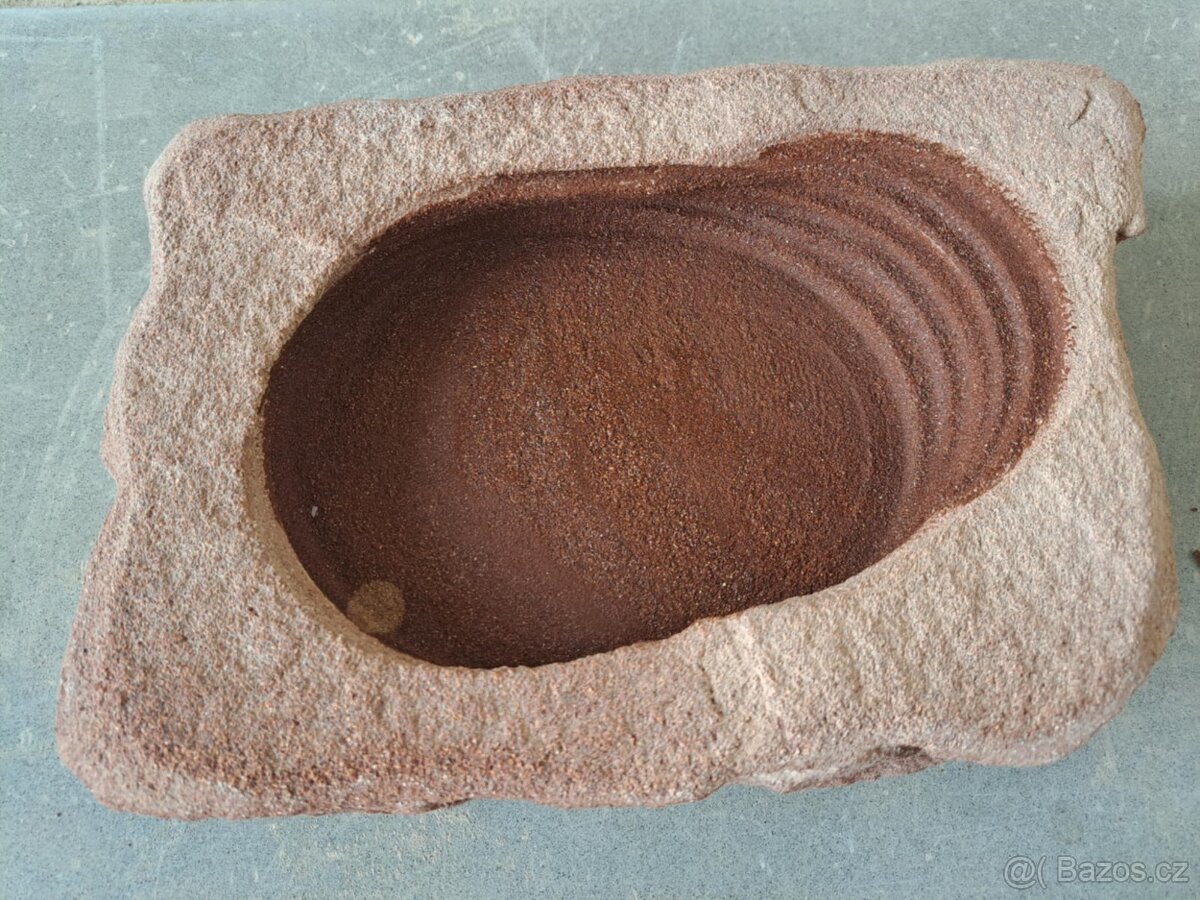 Pítka z přírodního červeného pískovce - 9