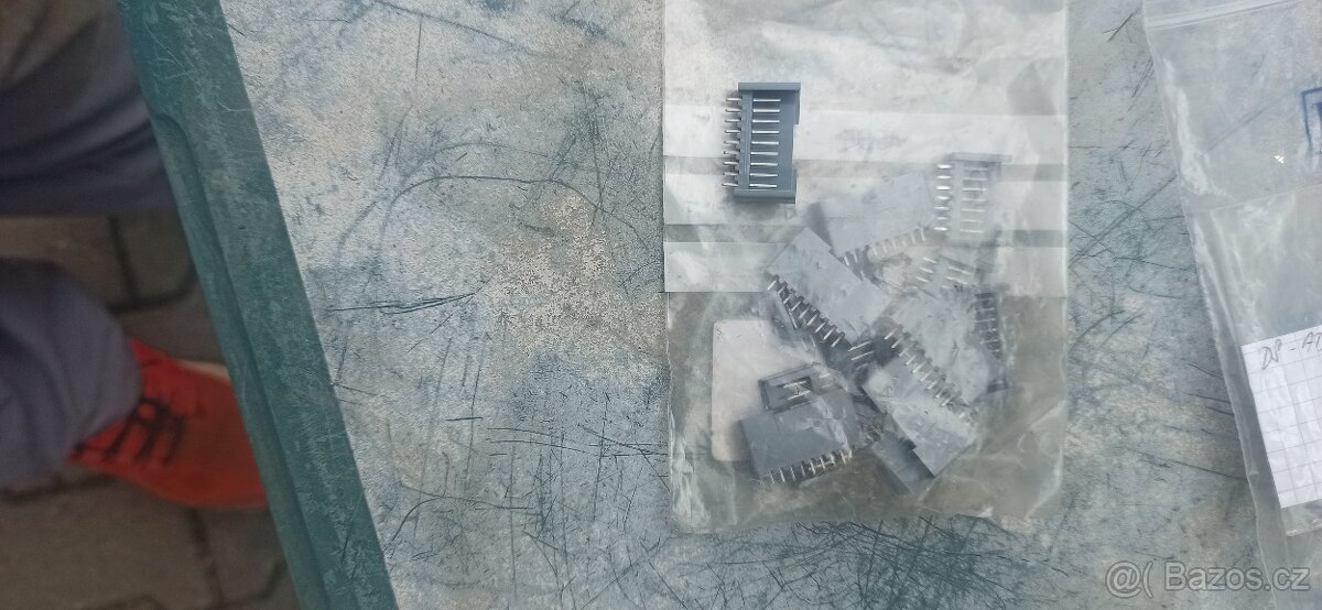 Velké množství součástek - 9