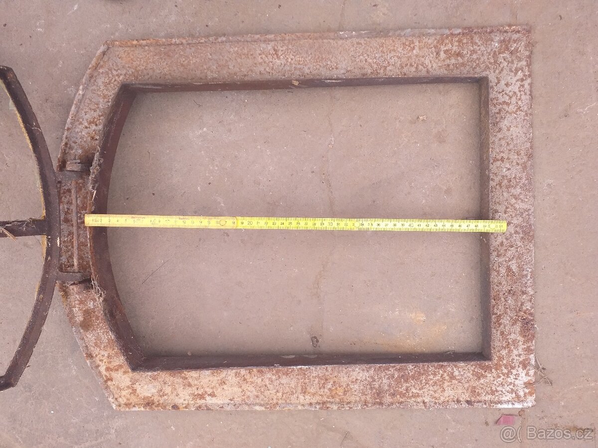 Dvě stará výklopná litinová okna - 9