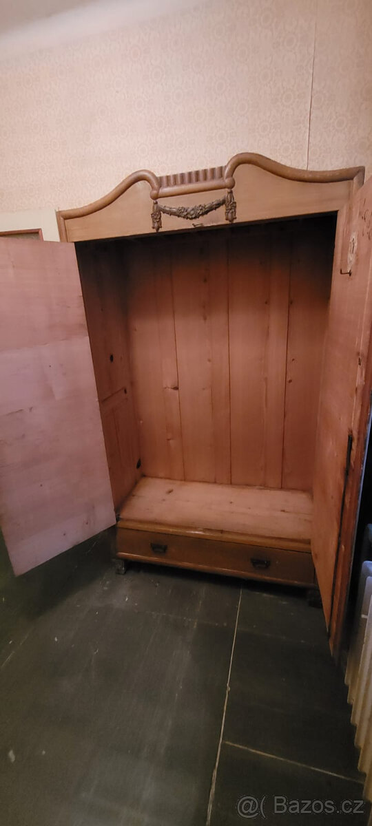 Stará šatní skříň - 9